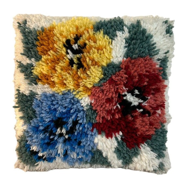Vtg Latch Hook Pillow Pansies Velvet Back 1970s Grandmillennial Cottage Core - Picture 1 of 7